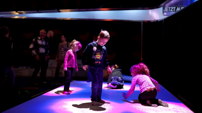Kinder spielen mit Lichtelementen beim HOUSE OF MAGIC - powered by Ehrlich Brothers in Oberhausen.
