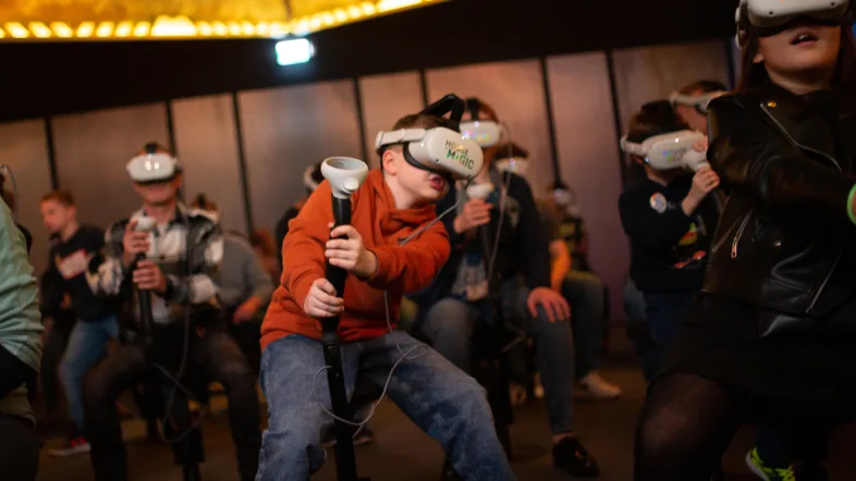 Kinder spielen mit virtual reality beim HOUSE OF MAGIC - powered by Ehrlich Brothers in Oberhausen.
