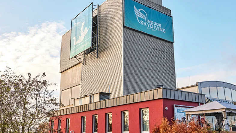 Außenansicht des Gebäudes von Indoor Skydiving Bottrop mit markanter Glasfassade.