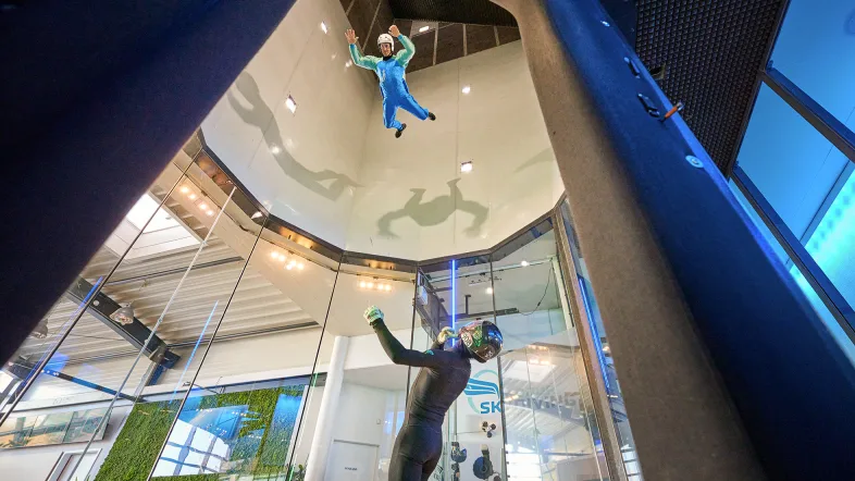Blick von unten in den vertikalen Flugkanal von Indoor Skydiving Bottrop.