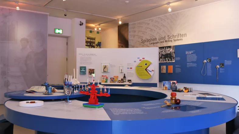 Ausstellungstisch im Jüdischen Museum Dorsten mit verschiedenen historischen Objekten