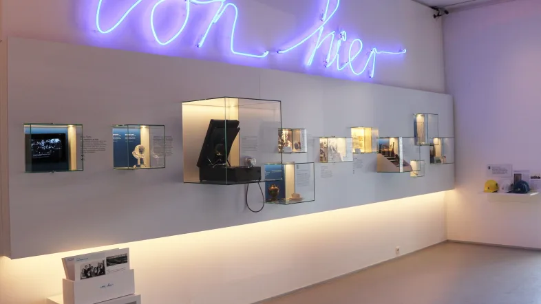 Leuchtschild von hier im Jüdischen Museum Dorsten.