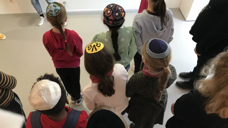 Schulklasse von oben in der Ausstellung im Jüdischen Museum Dorsten.