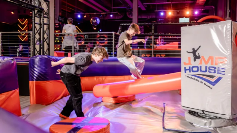 Jungs haben Spaß in der Attraktion "Survival JUMP"