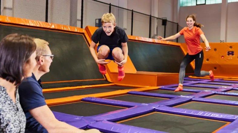 Junge springt begeistert auf einem Trampolin