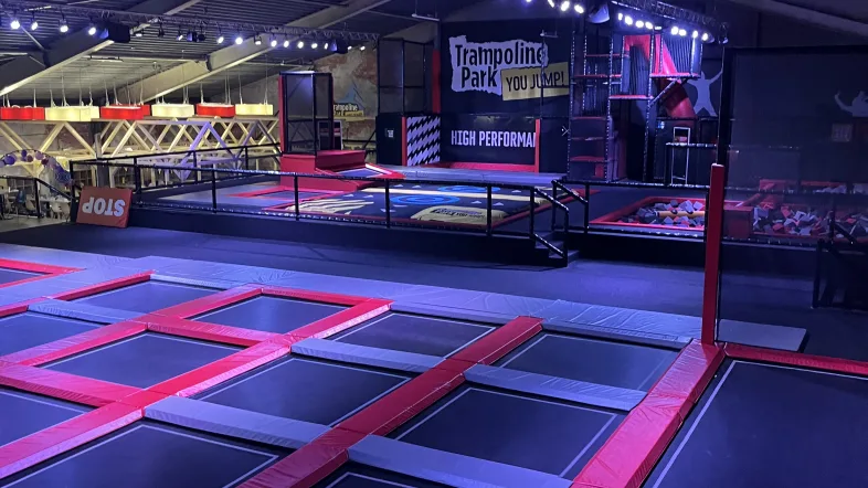 Trampolin Park mit Matten von oben