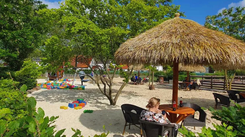 Sandstrandbereich im Kalisto Tierpark Kamp-Lintfort mit Spielmöglichkeiten.