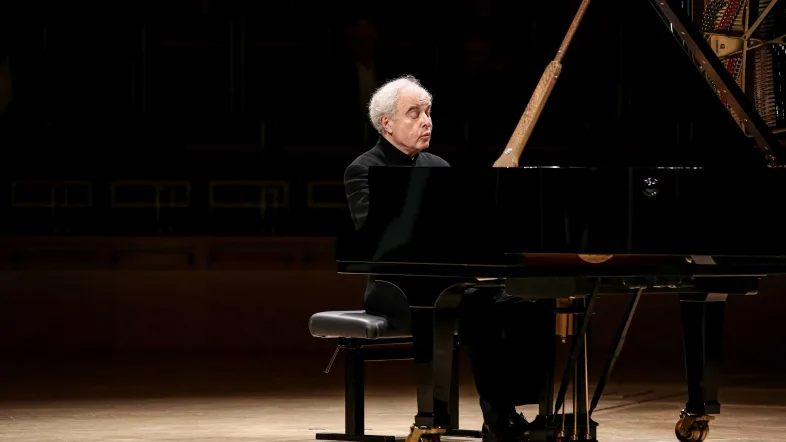 Andras Schiff spielt Klavier beim Klavierfestival Ruhr.