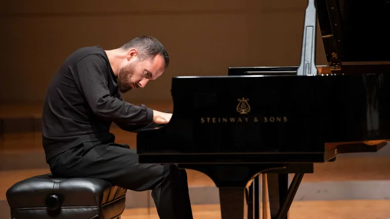 Igor Levit spielt in schwarzer Kleidung an einem schwarzen Flügel beim Klavierfestival Ruhr.