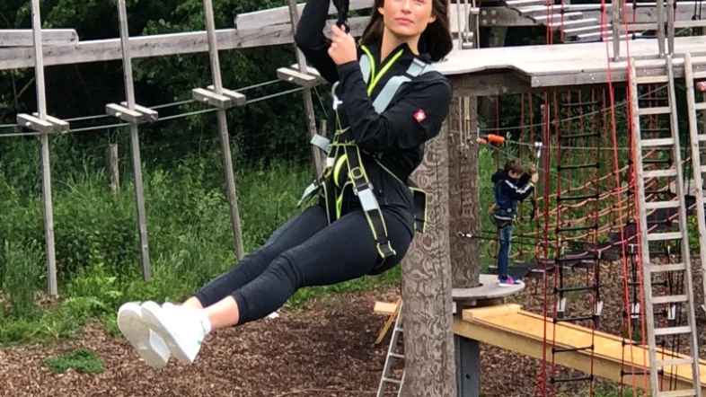 Teilnehmer fährt mit der Seilbahn durch den Kletterpark am Biggesee.