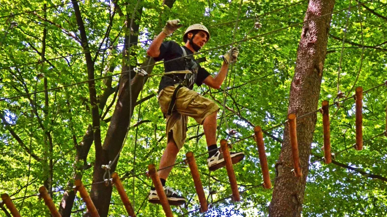Besucher überquert eine Hängebrücke im Kletterpark Hamm.