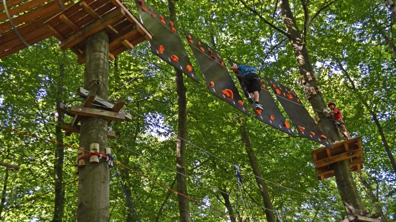 Person erklimmt die Kletterwand im Kletterpark Hamm.