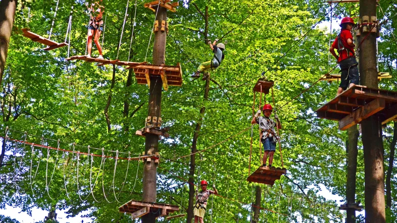 Person wird mit einem Lift im Kletterpark Hamm nach oben befördert.