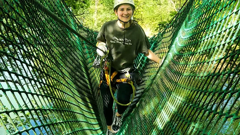 Person balanciert auf einem Netz-Parcours im Kletterpark Hamm.