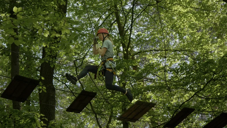 Person springt mutig von einer Plattform im Kletterpark Hamm.