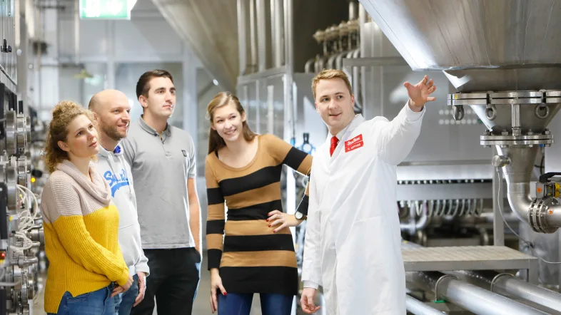 Besucher bei einer Führung durch die König-Brauerei in Duisburg.