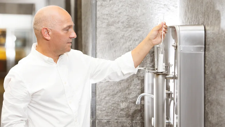 Mann misst Parameter bei der Bierherstellung in der König-Brauerei Duisburg.