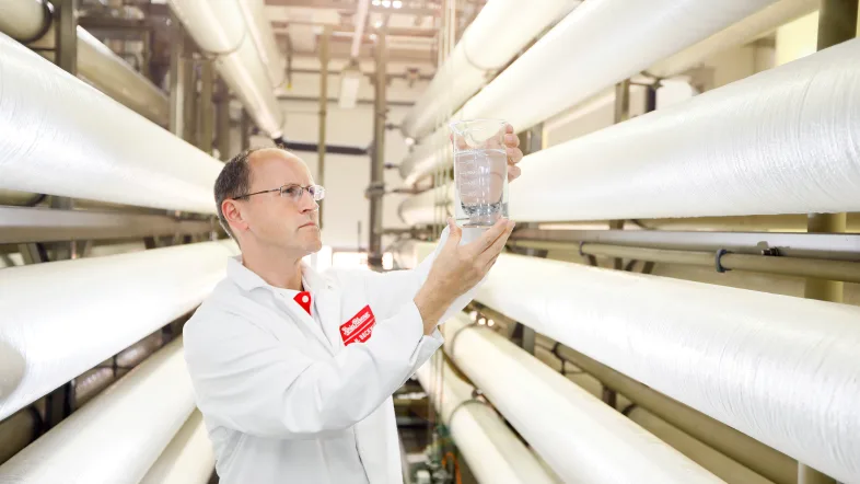 Wasserprobe im Produktionsbereich der König-Brauerei in Duisburg.