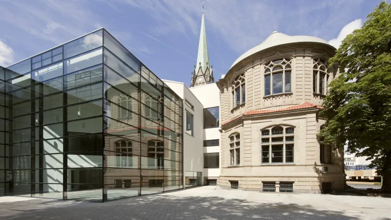 Panoramablick auf den Eingangsbereich des Kunstquartiers Hagen mit moderner Architektur.