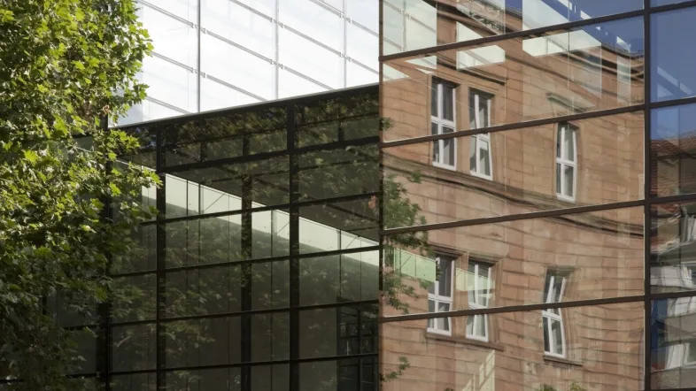 Eingang des Kunstquartiers Hagen mit großer Glasfassade.