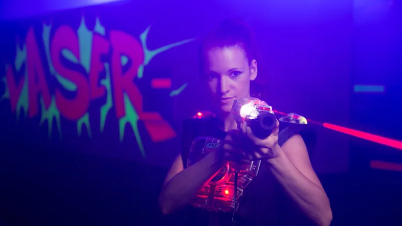 Frau mit Lasertag-Weste und Schutzkleidung in der Laserzone Essen.