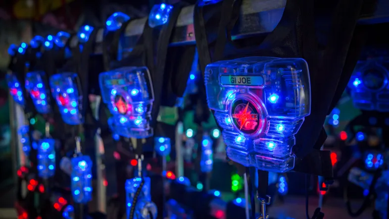 Person trägt Schutzkleidung und Lasertag-Ausrüstung in der Laserzone Essen