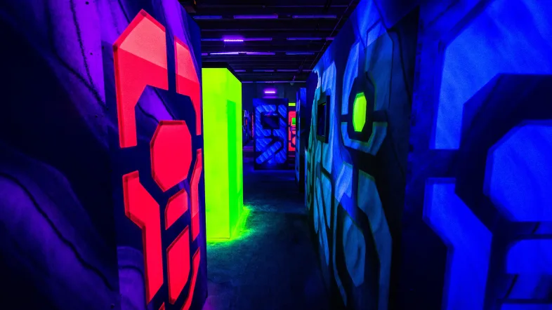 Enger Durchgang mit Hindernissen in der Laserzone Essen, beleuchtet mit Neonlicht
