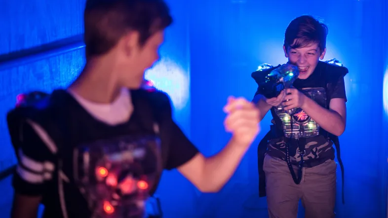 Gruppe Jungs mit Lasertag-Westen in der Laserzone Essen beim Spiel.