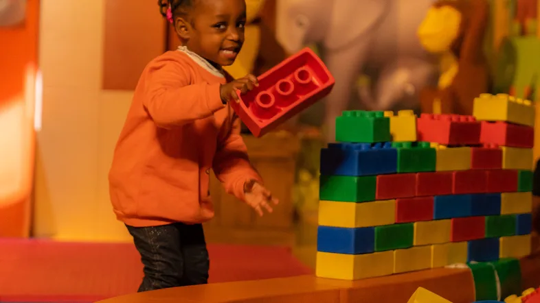 Mädchen freut sich beim Besuch im Legoland Oberhausen.