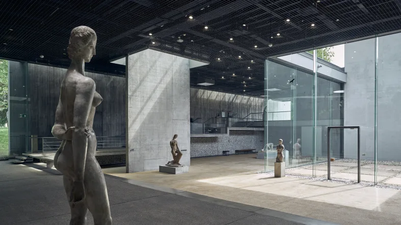 Blick in den Lehmbruck-Flügel des Lehmbruck Museums, links im Vordergrund die "Große Sinnende" von Wilhelm Lehmbruck