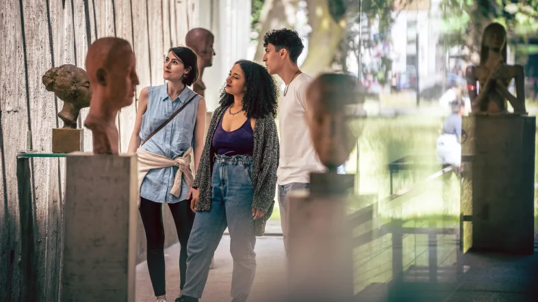 Blick auf die obere Galerie des  Lehmbruck-Flügels mit verschiedenen Porträt-Plastiken von Wilhelm Lehmbruck