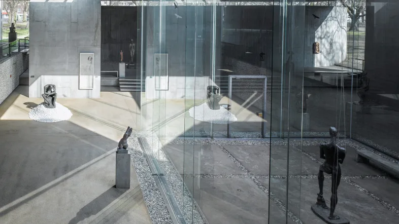 Blick von der oberen Galerie in den Lehmbruck-Flügel, Licht- und Schattenspiele in der Architektur von Manfred Lehmbruck