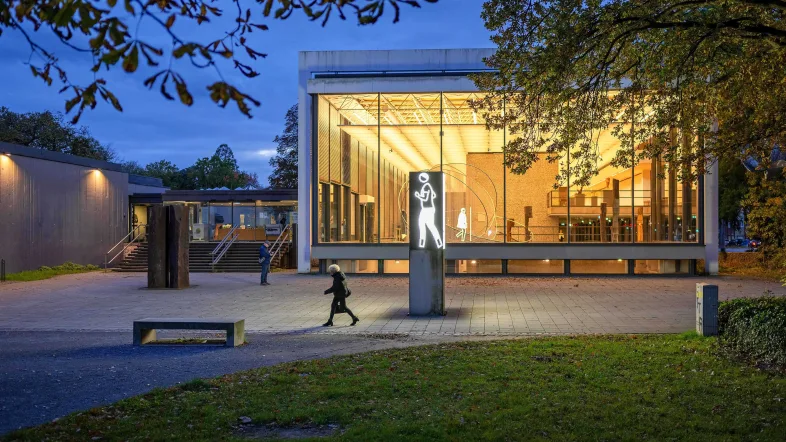 Abendlicher Blick vom Kantpark aus auf die Glashalle und den Haupteingang des Lehmbruck Museums