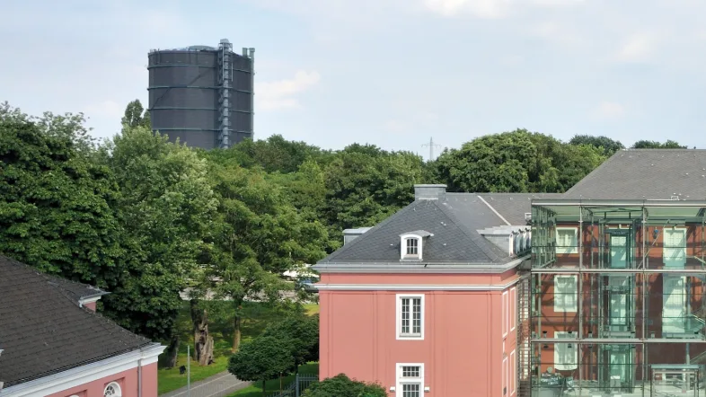 Schloss Oberhausen mit dem Gasometer im Hintergrund, beide Wahrzeichen der Stadt.