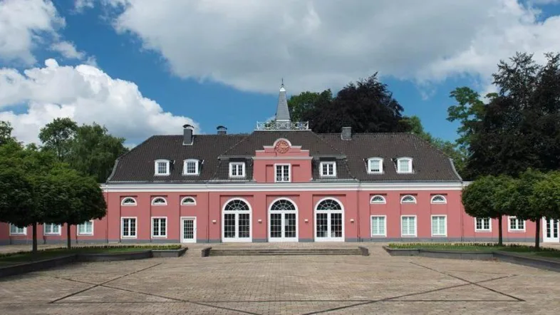 Panoramaaufnahme des Schlosses Oberhausen mit Park und historischem Gebäude von außen.
