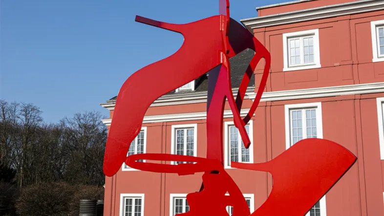 Skulptur aus Schuhen auf dem Gelände des Schlosses Oberhausen