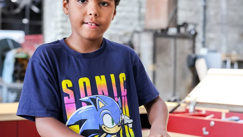 Kleiner Junge in der Ausstellung in der Gesenkschmiede hendrichs solingen.