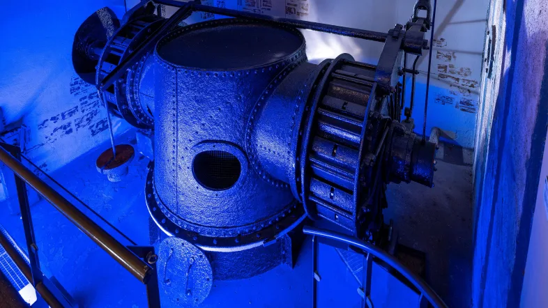 Blau beleuchtetes Ausstellungsstück im Kraftwerk engelskirchen.