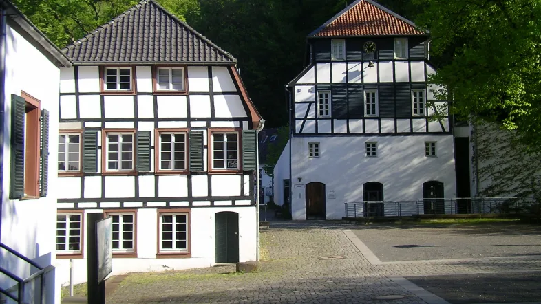 Aussenansicht der Papiermühle alte Dombach in Bergisch Gladbach.