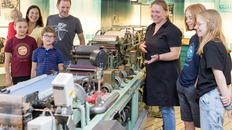 Familie bei einer Führung in der Papiermühle alte Dombach in Bergisch Gladbach.