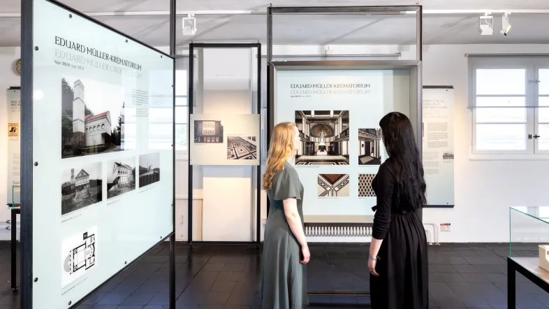 Frauen schauen sich Ausstellungsstücke im LVR-Industriemuseum Peter-Behrens-Bau an.