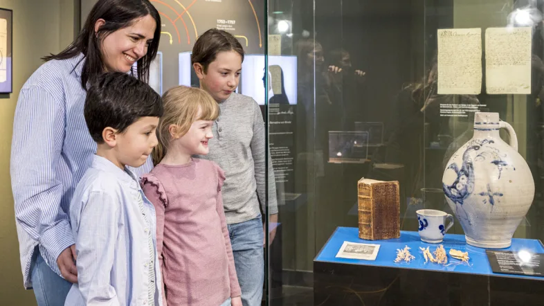 Familie schaut sich ein Ausstellungsstück im LVR-Industriemuseum St. Antony-Hütte an.