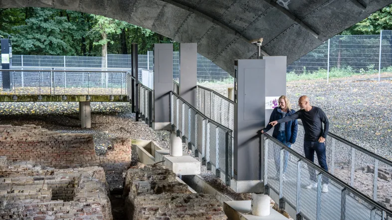 Paar steht vor der historischen St. Antony Hütte in Oberhausen.