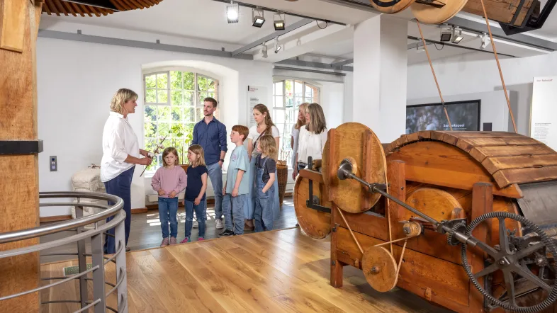 Eine Familie bei einer Führung im LVR-Industriemuseum Textilfabrik Cromford.