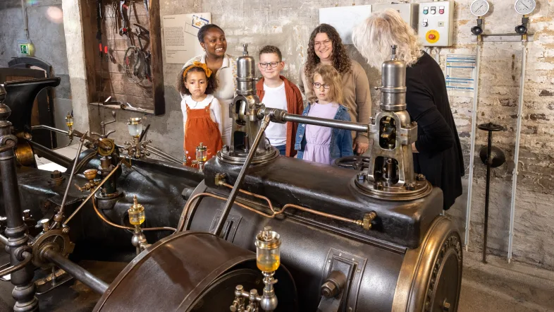 Ansicht eines Ausstellungsstücks einer Familie im Rahmen einer Führung im LVR-Industriemuseum Tuchfabrik Müller.