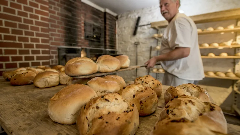 Bäckerei mit einigen Broten und Bäcker im LWL-Freilichtmuseum Hagen – Westfälisches Landesmuseum für Handwerk und Technik.