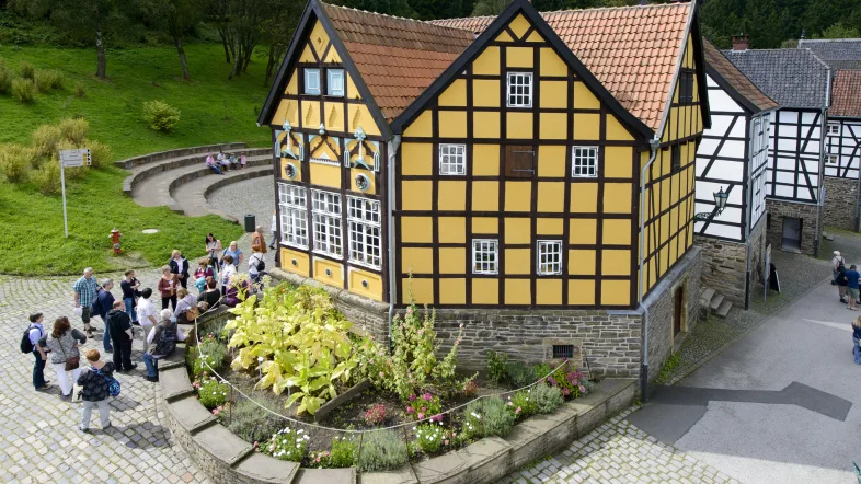 Ansicht eines gelben Hauses im LWL-Freilichtmuseum Hagen – Westfälisches Landesmuseum für Handwerk und Technik.