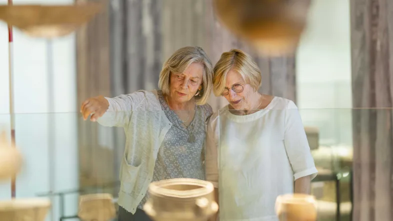 Zwei Frauen betrachten Ausstellungsstücke im LWL-Museum für Archäologie und Kultur in Herne.