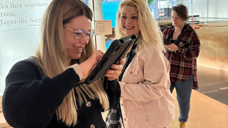 Frau am Tablet beim LWL-Museum für Archäologie und Kultur in Herne.