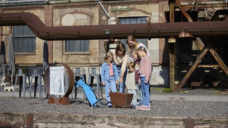 Kinder an einer Spielstation des Museumsmaskottchens "Ratte".